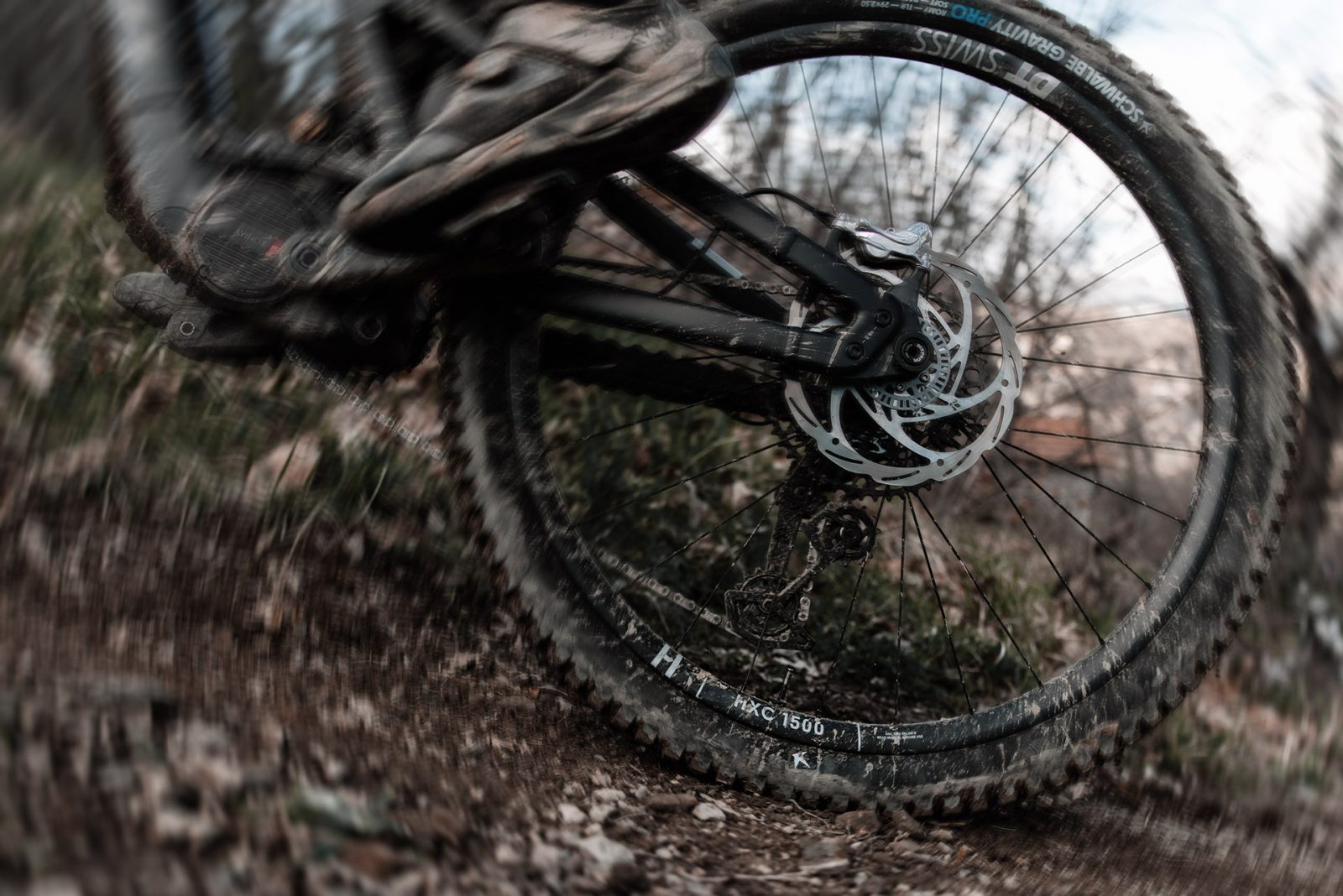 „Roți MTB DT Swiss 1700 cu jantă asimetrică din aluminiu și butuc 350” DT Swiss 1700 — janta asimetrică din aluminiu sudat și butucul 350 cu Ratchet DEG.