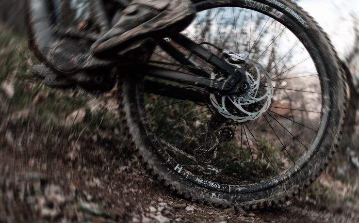 „Roți MTB DT Swiss 1700 cu jantă asimetrică din aluminiu și butuc 350” DT Swiss 1700 — janta asimetrică din aluminiu sudat și butucul 350 cu Ratchet DEG.