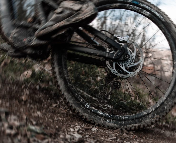 „Roți MTB DT Swiss 1700 cu jantă asimetrică din aluminiu și butuc 350” DT Swiss 1700 — janta asimetrică din aluminiu sudat și butucul 350 cu Ratchet DEG.
