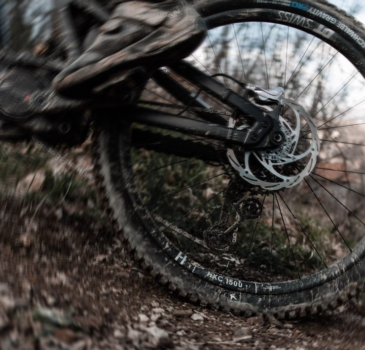 „Roți MTB DT Swiss 1700 cu jantă asimetrică din aluminiu și butuc 350” DT Swiss 1700 — janta asimetrică din aluminiu sudat și butucul 350 cu Ratchet DEG.